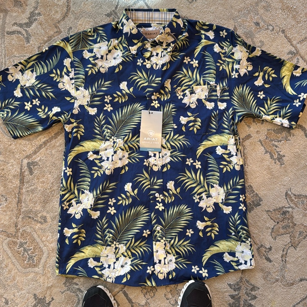 Ariat wrinkle free Hawaiian print classic fit polo in size medium.